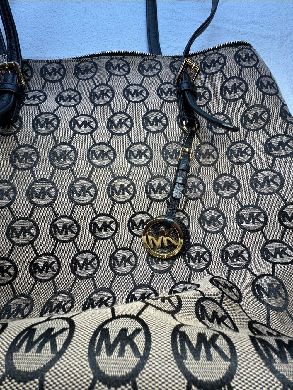 Michael Kors Jet Set East/West Tote Bag in Signature Tan and Black Fabric - Picture 4 of 12